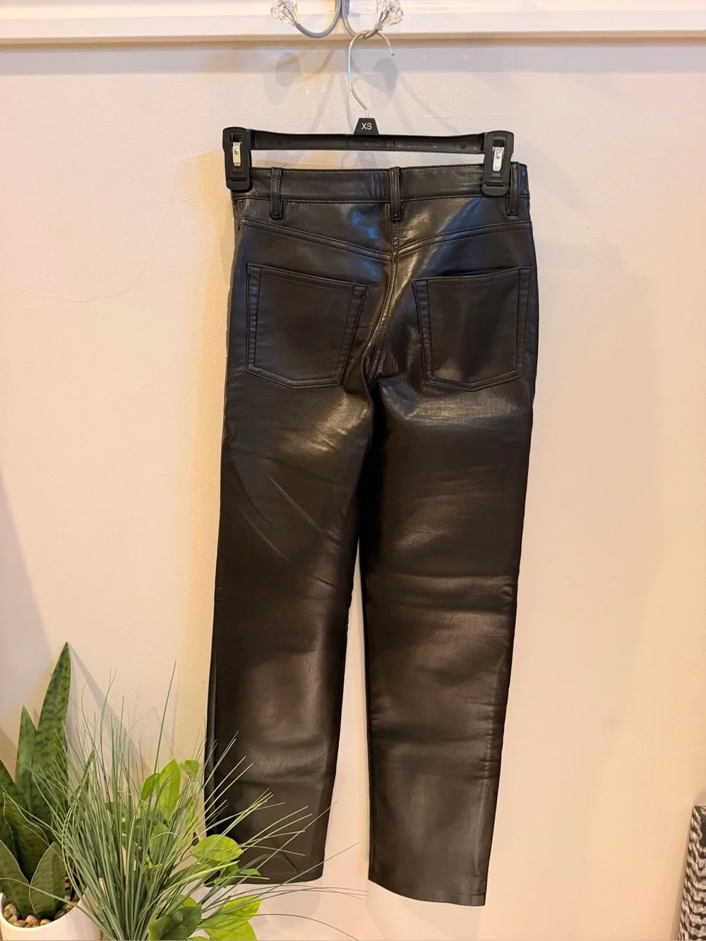 Aritzia Wilfred Black Faux Leather Straight-Leg size 00 Melina style